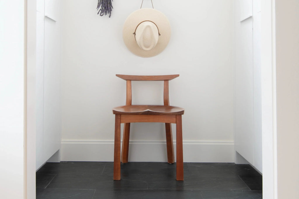 Chaise - S'inspire d'une illustre liste de précédents historiques : le concept du wabi-sabi et les designs