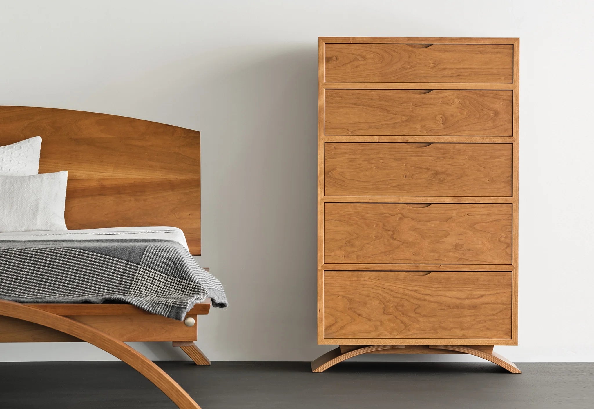 Commode – Cinq Tiroirs – Conçue pour épouser les lignes simples et épurées de la collection du même nom, elle exprime son