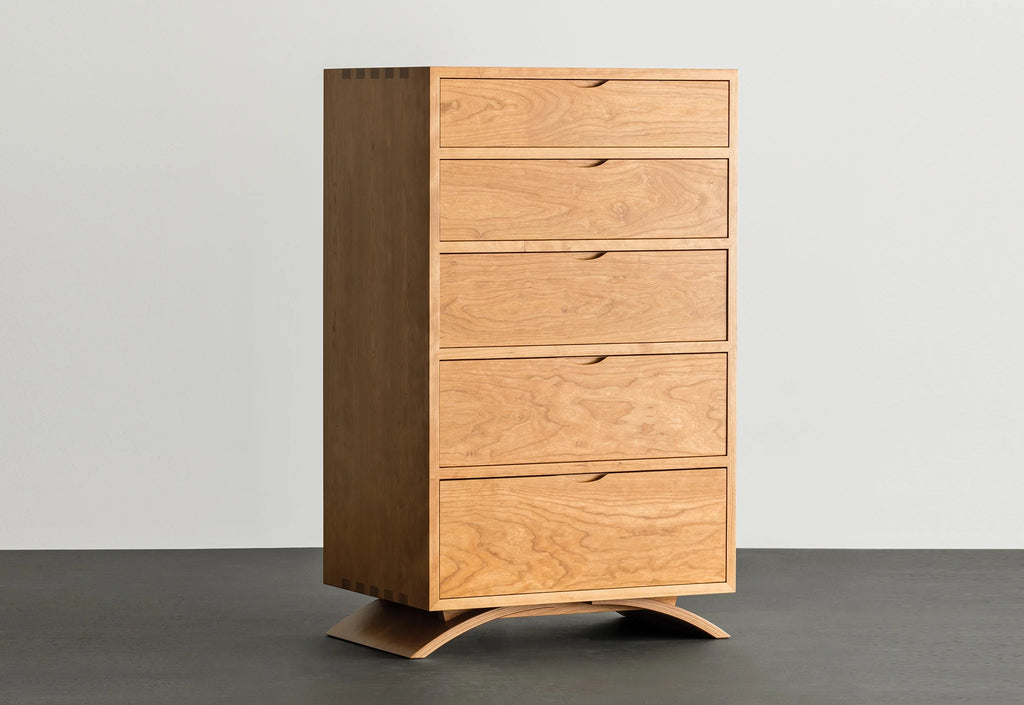 Commode – Cinq Tiroirs – Conçue pour épouser les lignes simples et épurées de la collection du même nom, elle exprime son