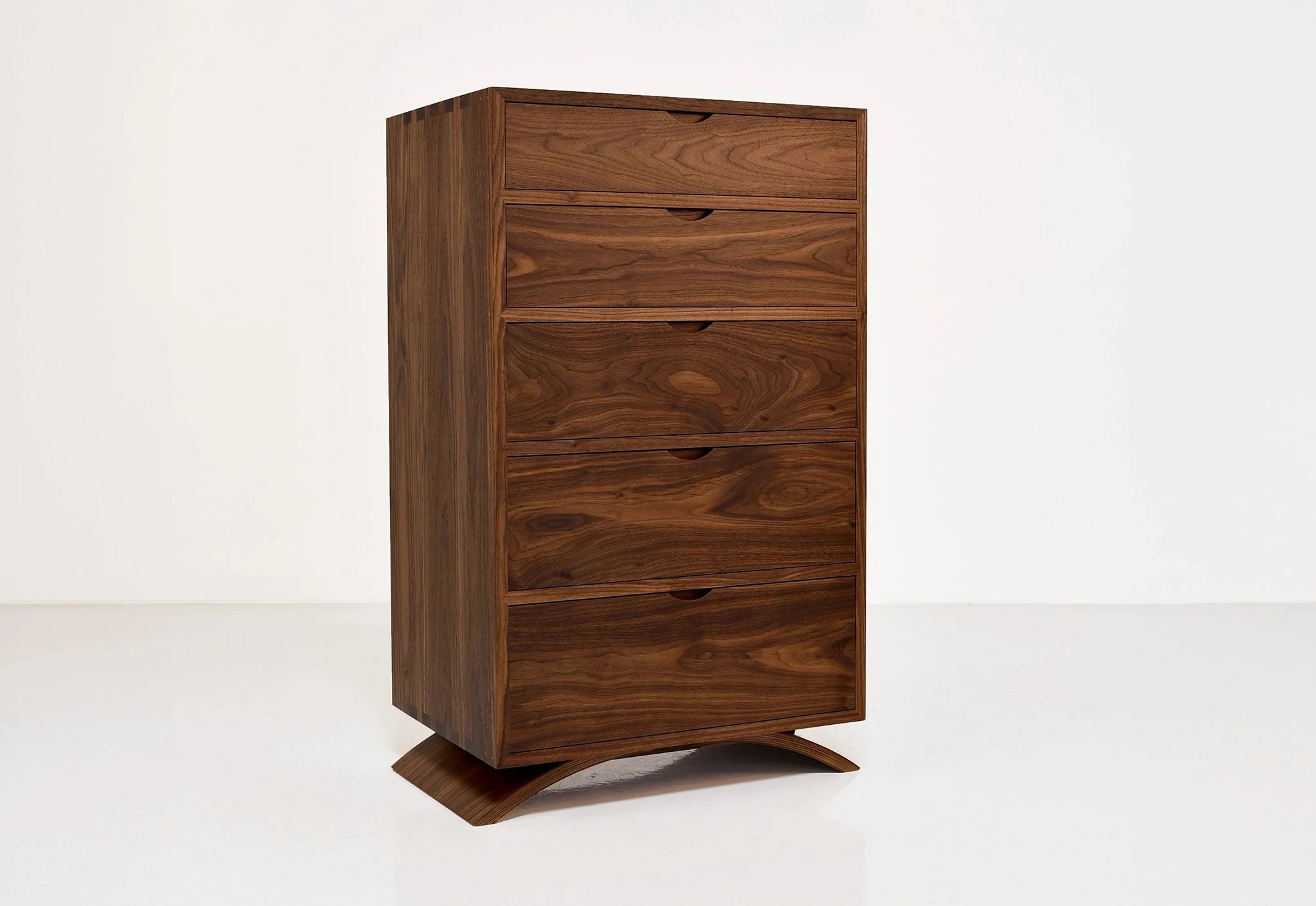 Commode – Cinq Tiroirs – Conçue pour épouser les lignes simples et épurées de la collection du même nom, elle exprime son