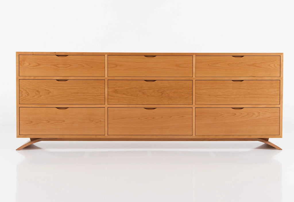 Commode – Neuf tiroirs – Conçue pour épouser les lignes simples et épurées de la collection éponyme, la commode exprime son