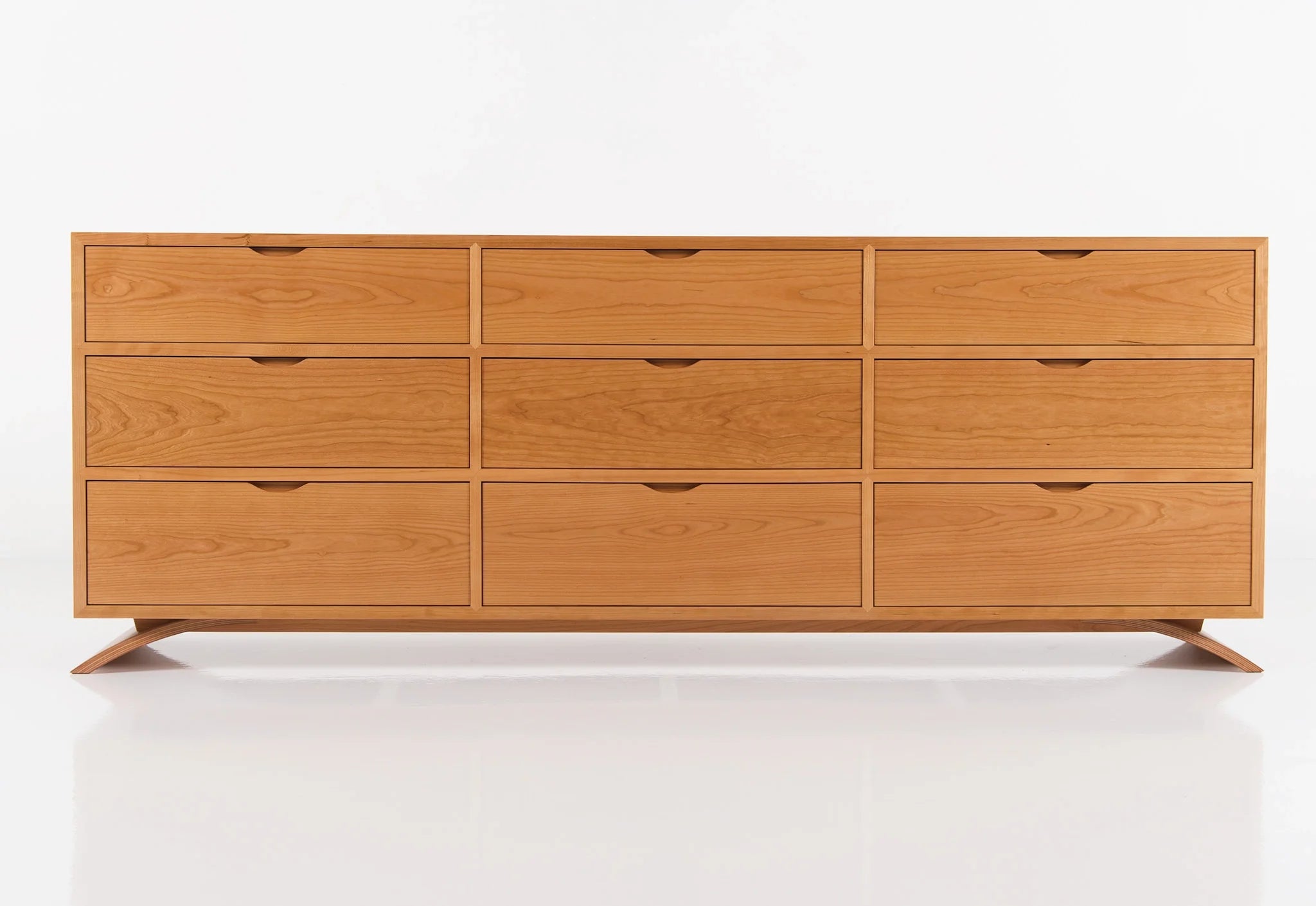 Commode – Neuf tiroirs – Conçue pour épouser les lignes simples et épurées de la collection éponyme, la commode exprime son