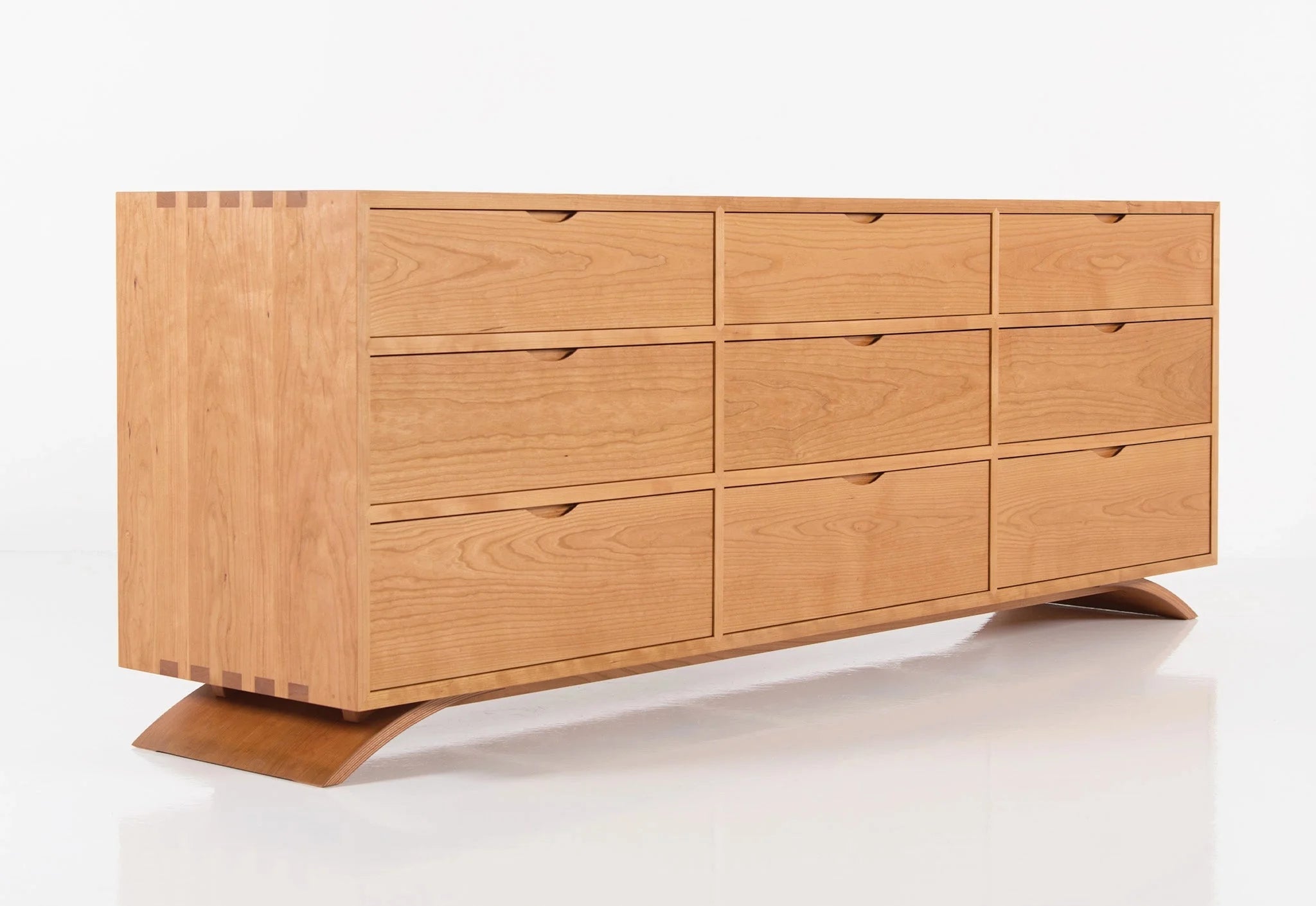 Commode – Neuf tiroirs – Conçue pour épouser les lignes simples et épurées de la collection éponyme, la commode exprime son