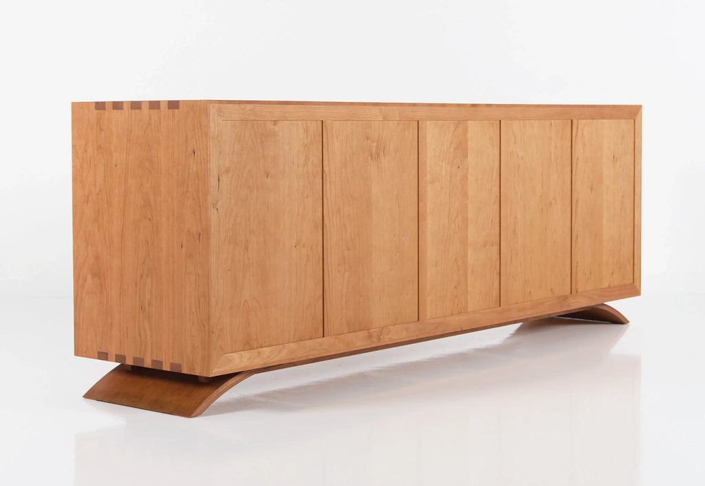 Commode – Neuf tiroirs – Conçue pour épouser les lignes simples et épurées de la collection éponyme, la commode exprime son