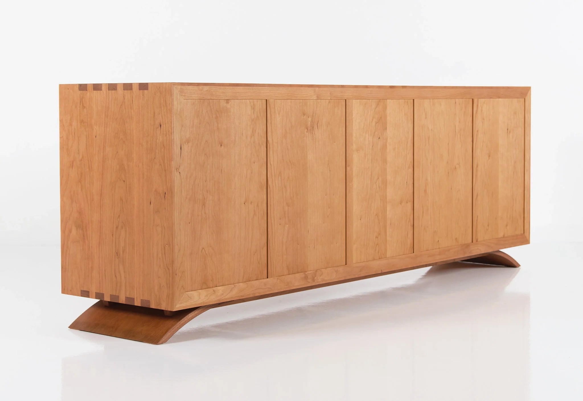 Commode – Neuf tiroirs – Conçue pour épouser les lignes simples et épurées de la collection éponyme, la commode exprime son