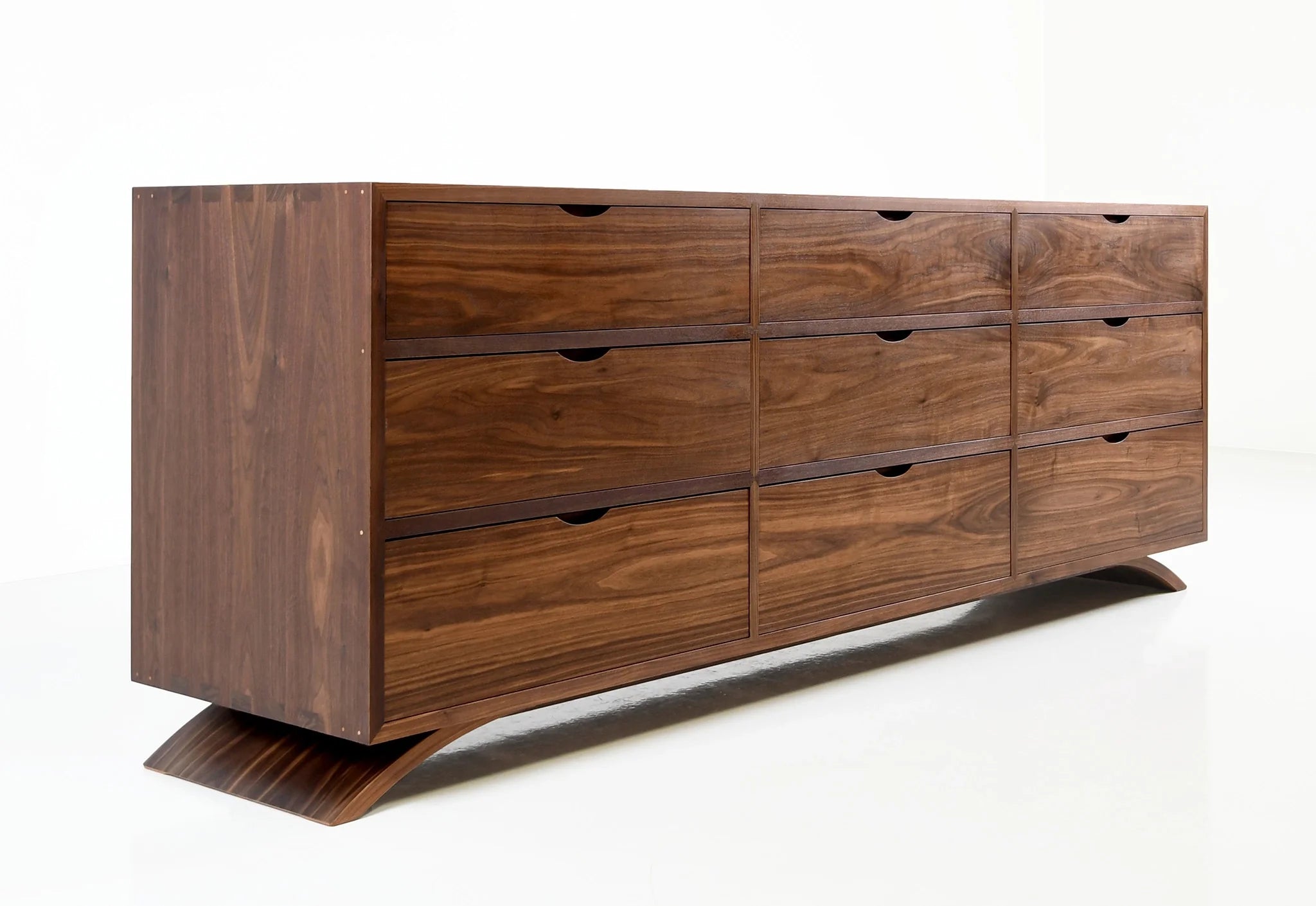 Commode – Neuf tiroirs – Conçue pour épouser les lignes simples et épurées de la collection éponyme, la commode exprime son