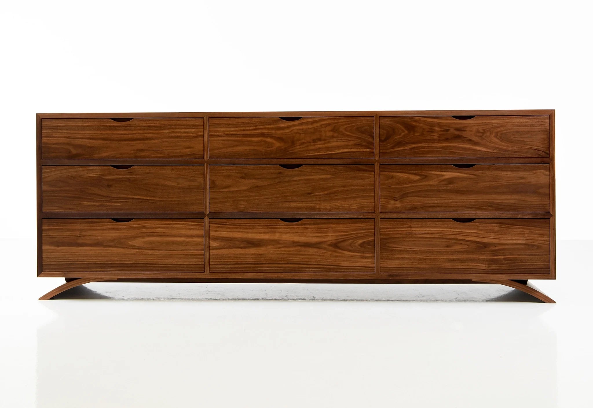 Commode – Neuf tiroirs – Conçue pour épouser les lignes simples et épurées de la collection éponyme, la commode exprime son