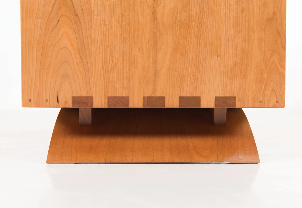 Commode – Neuf tiroirs – Conçue pour épouser les lignes simples et épurées de la collection éponyme, la commode exprime son