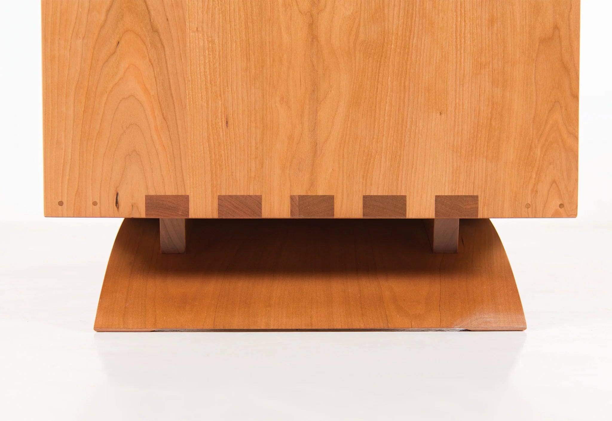Commode – Neuf tiroirs – Conçue pour épouser les lignes simples et épurées de la collection éponyme, la commode exprime son