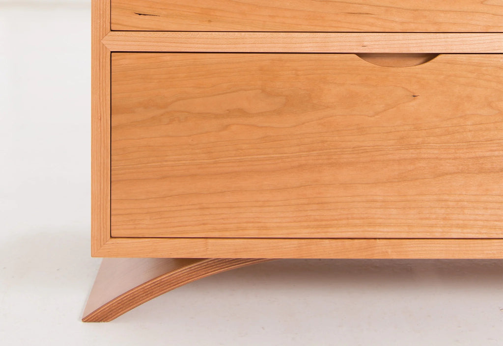 Commode – Cinq Tiroirs – Conçue pour épouser les lignes simples et épurées de la collection du même nom, elle exprime son