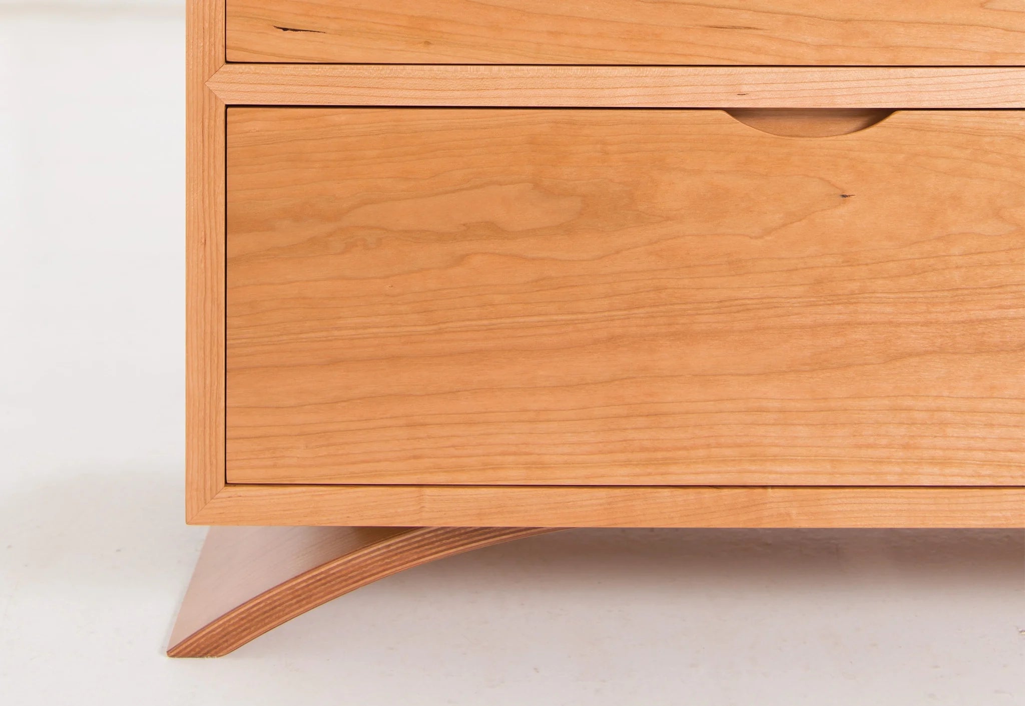 Commode – Cinq Tiroirs – Conçue pour épouser les lignes simples et épurées de la collection du même nom, elle exprime son