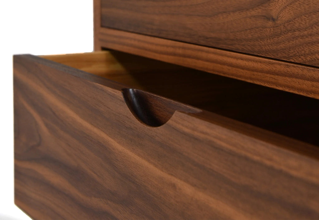 Commode – Neuf tiroirs – Conçue pour épouser les lignes simples et épurées de la collection éponyme, la commode exprime son