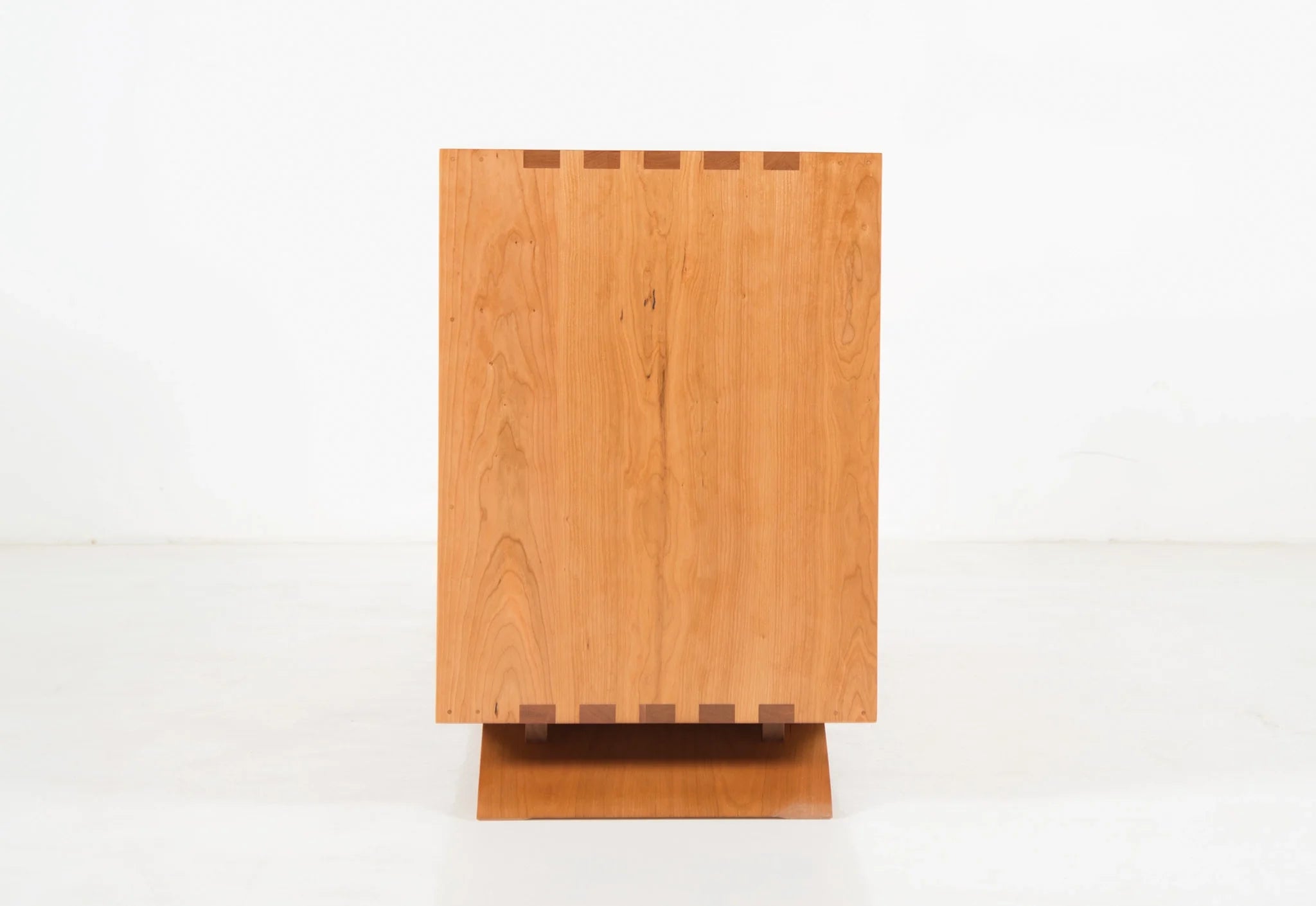 Commode – Neuf tiroirs – Conçue pour épouser les lignes simples et épurées de la collection éponyme, la commode exprime son