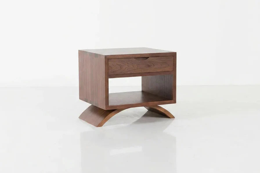 Table d'appoint cube - Ce simple cube à quatre faces sert de table d'appoint ou de table basse et est disponible avec ou sans
