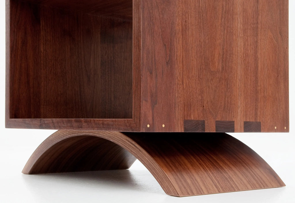 Table d'appoint cube - Ce simple cube à quatre faces sert de table d'appoint ou de table basse et est disponible avec ou sans