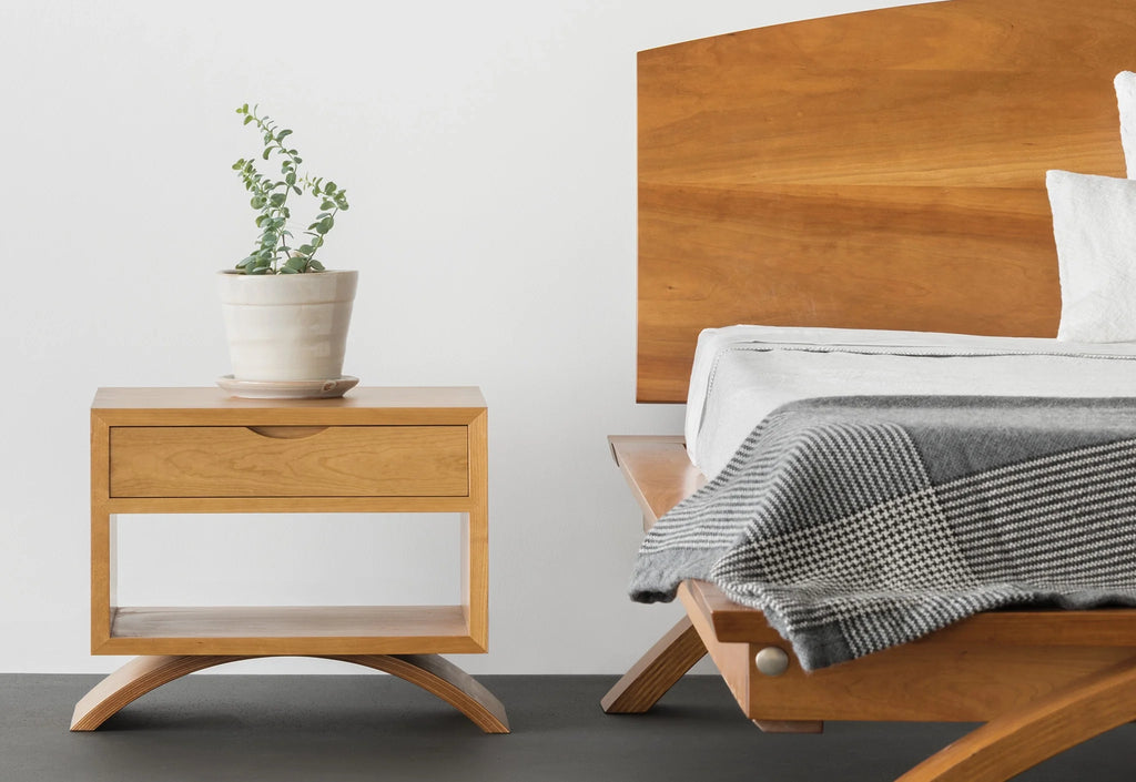 Table d'appoint cube - Ce simple cube à quatre faces sert de table d'appoint ou de table basse et est disponible avec ou sans