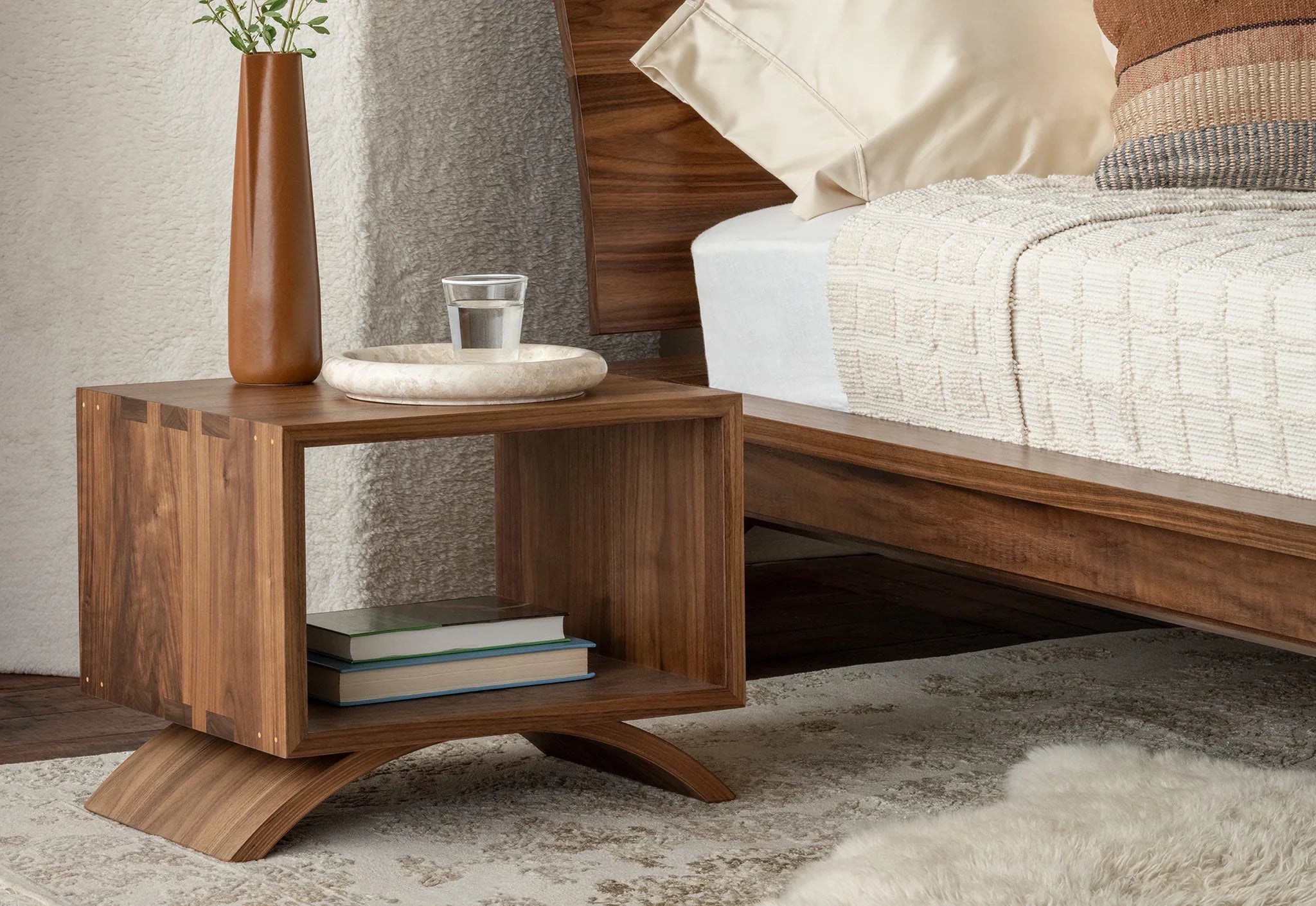 Table d'appoint cube - Ce simple cube à quatre faces sert de table d'appoint ou de table basse et est disponible avec ou sans