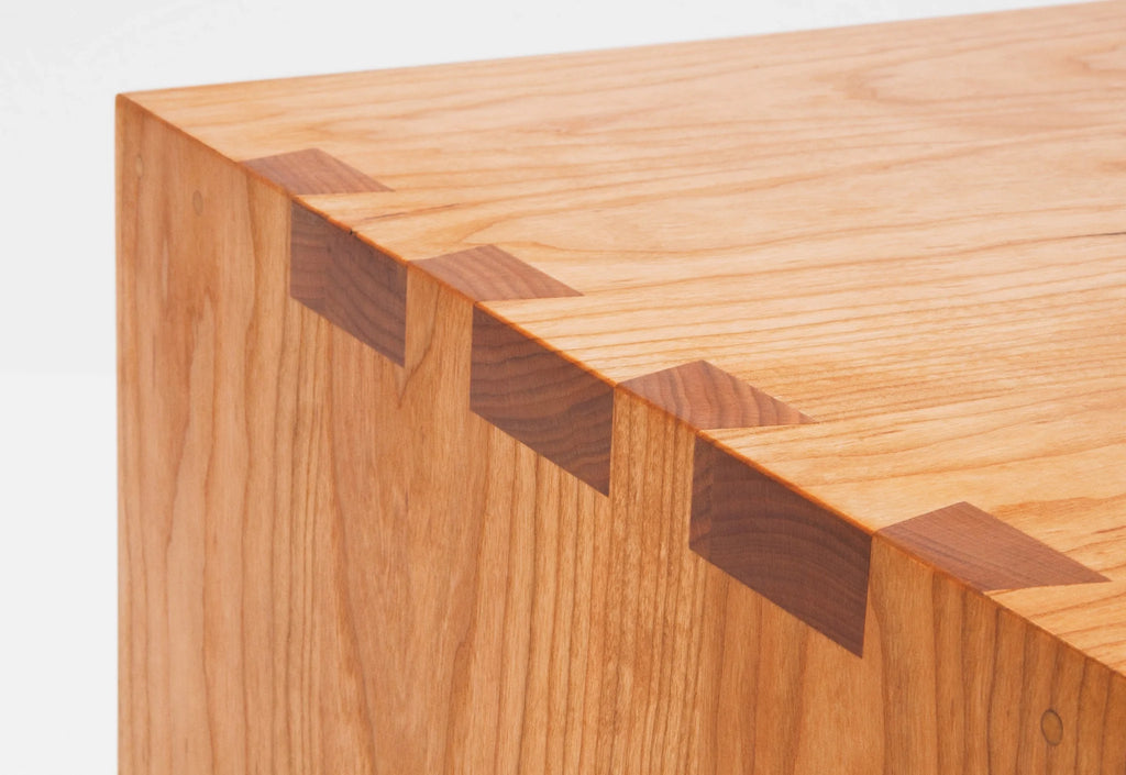 Table d'appoint cube - Ce simple cube à quatre faces sert de table d'appoint ou de table basse et est disponible avec ou sans