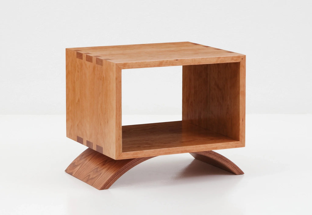 Table d'appoint cube - Ce simple cube à quatre faces sert de table d'appoint ou de table basse et est disponible avec ou sans