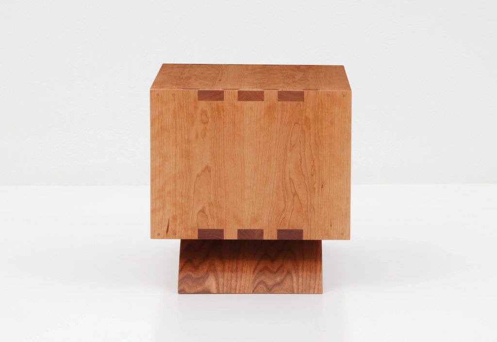 Table d'appoint cube - Ce simple cube à quatre faces sert de table d'appoint ou de table basse et est disponible avec ou sans