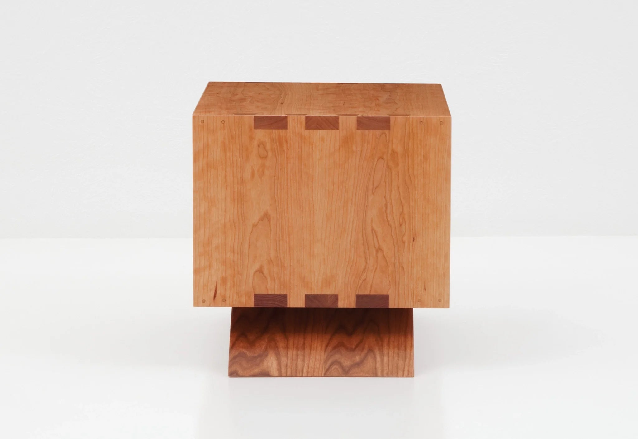 Table d'appoint cube - Ce simple cube à quatre faces sert de table d'appoint ou de table basse et est disponible avec ou sans