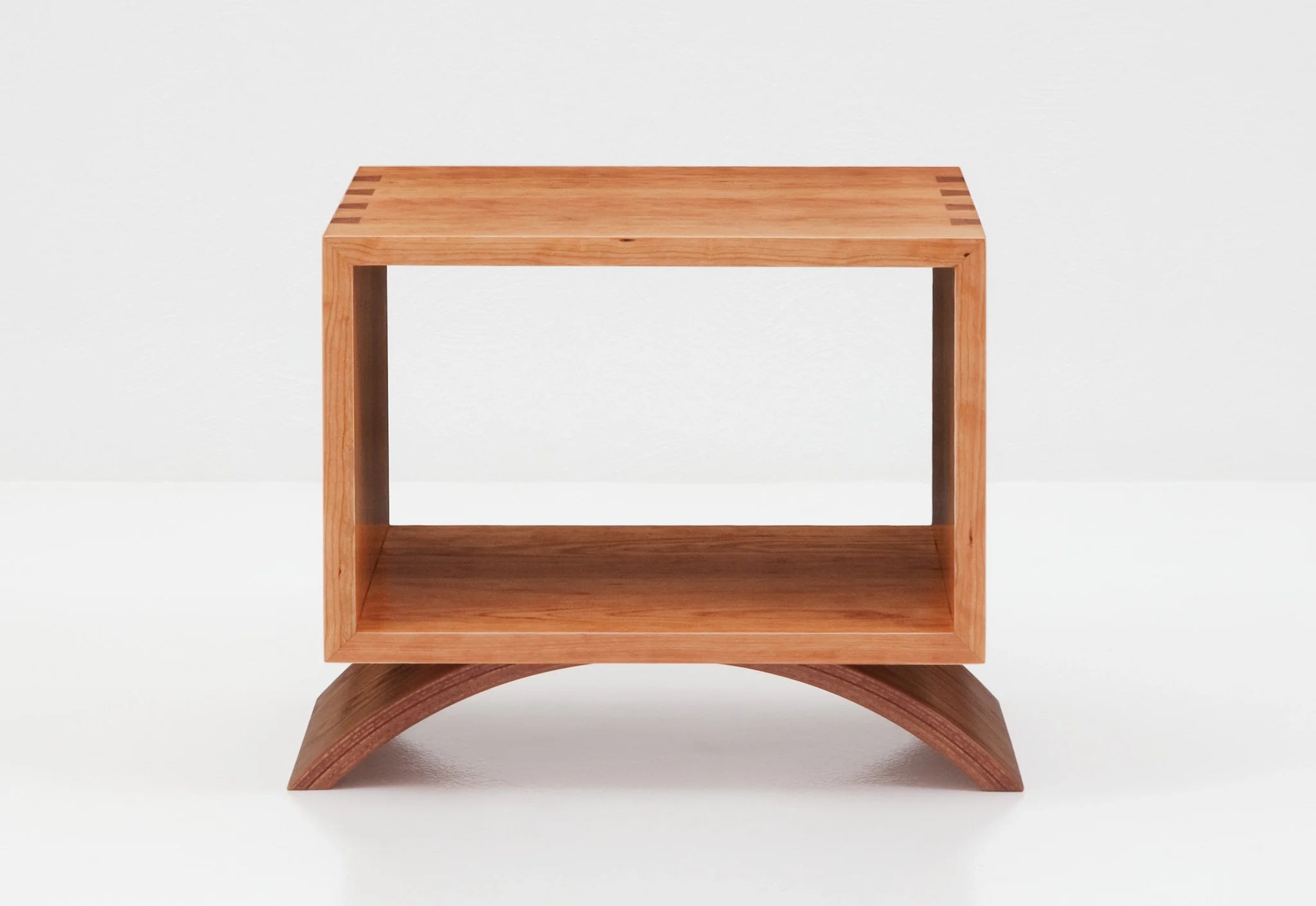 Table d'appoint cube - Ce simple cube à quatre faces sert de table d'appoint ou de table basse et est disponible avec ou sans