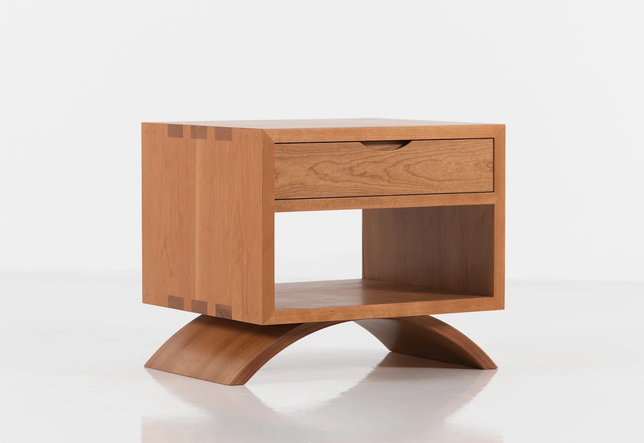Table d'appoint cube - Ce simple cube à quatre faces sert de table d'appoint ou de table basse et est disponible avec ou sans