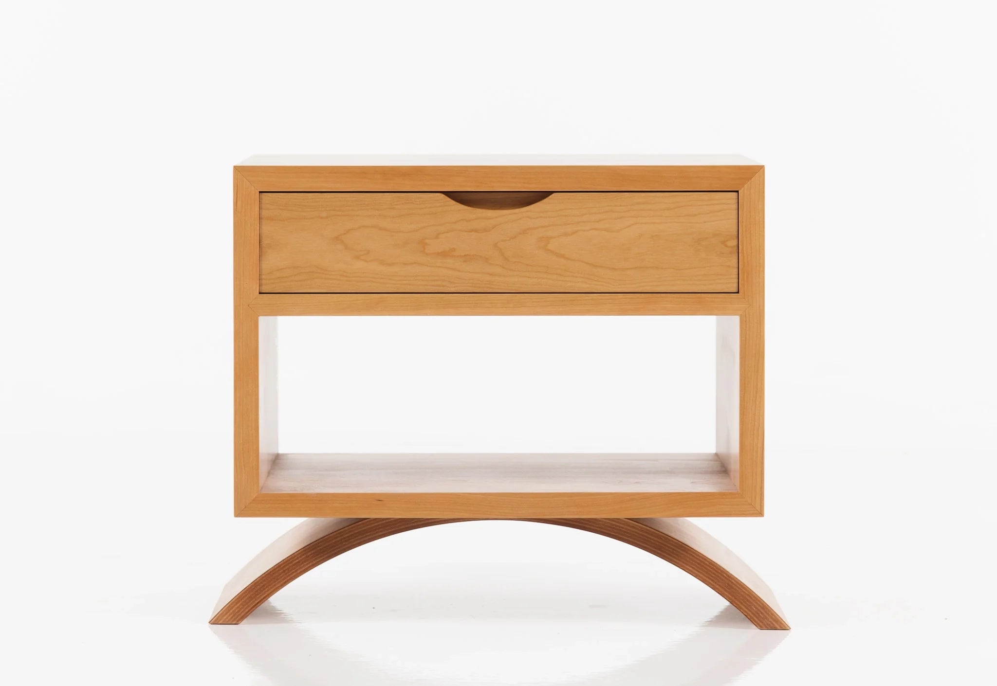 Table d'appoint cube - Ce simple cube à quatre faces sert de table d'appoint ou de table basse et est disponible avec ou sans