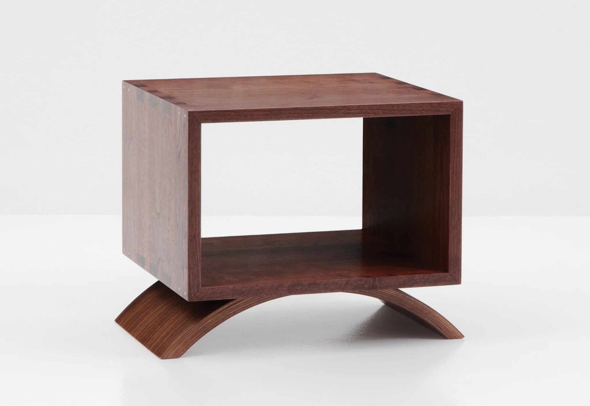 Table d'appoint cube - Ce simple cube à quatre faces sert de table d'appoint ou de table basse et est disponible avec ou sans