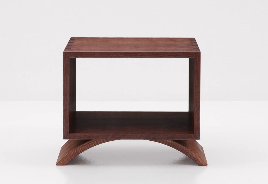 Table d'appoint cube - Ce simple cube à quatre faces sert de table d'appoint ou de table basse et est disponible avec ou sans