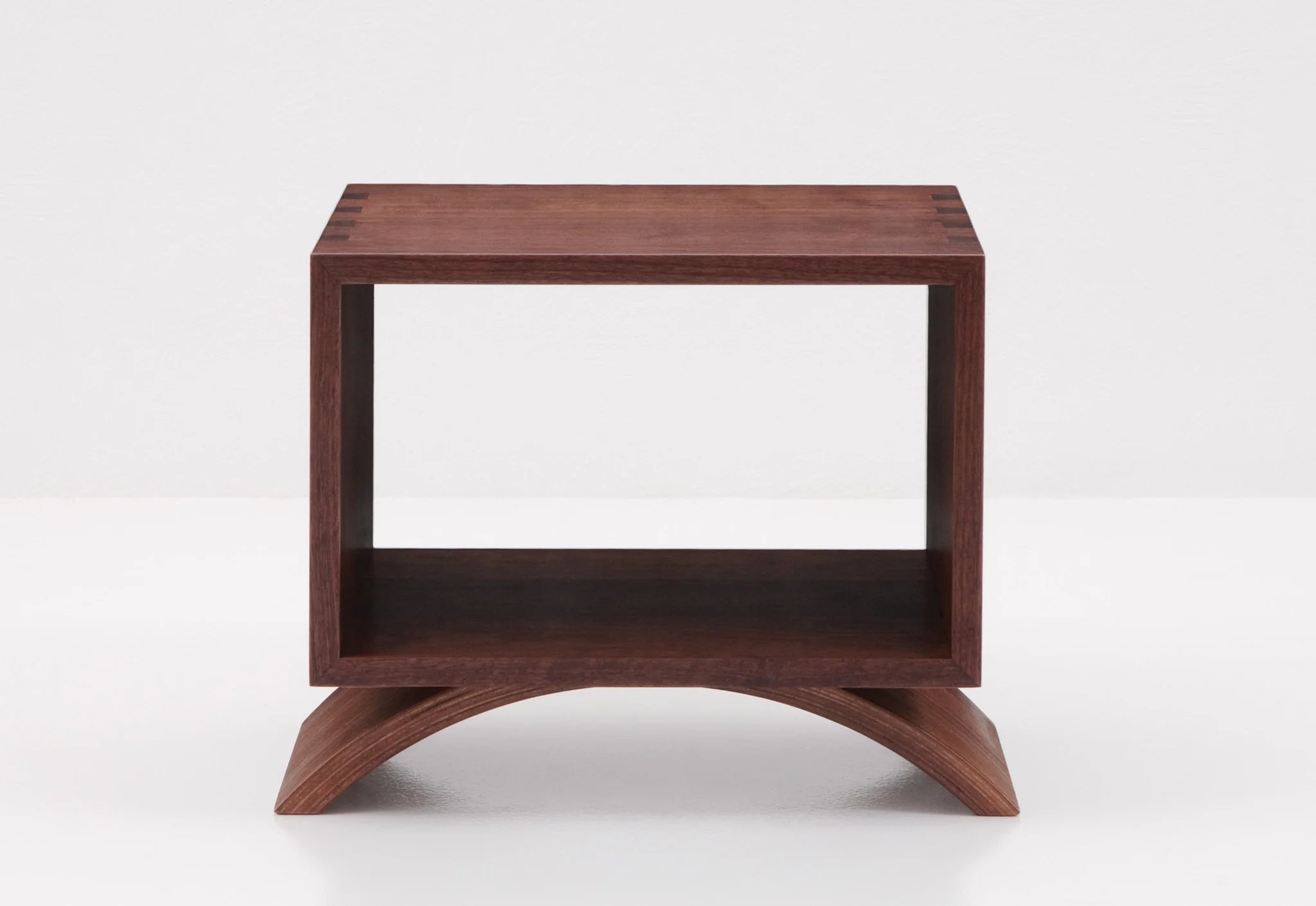 Table d'appoint cube - Ce simple cube à quatre faces sert de table d'appoint ou de table basse et est disponible avec ou sans