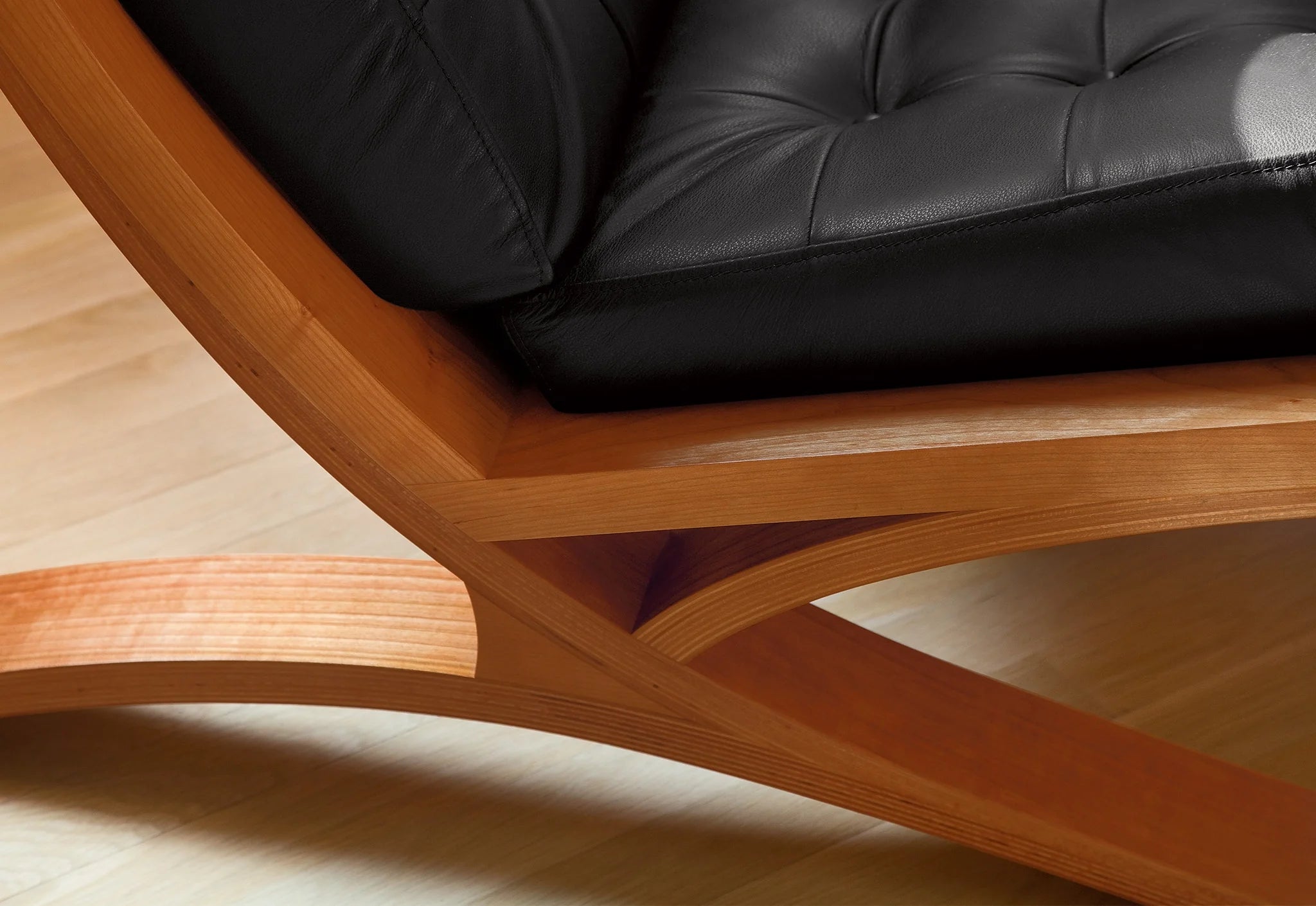 Chaise - Elle représente l'évolution de notre philosophie de design, fusionnant les sentiments du modernisme avec la substance, la grâce