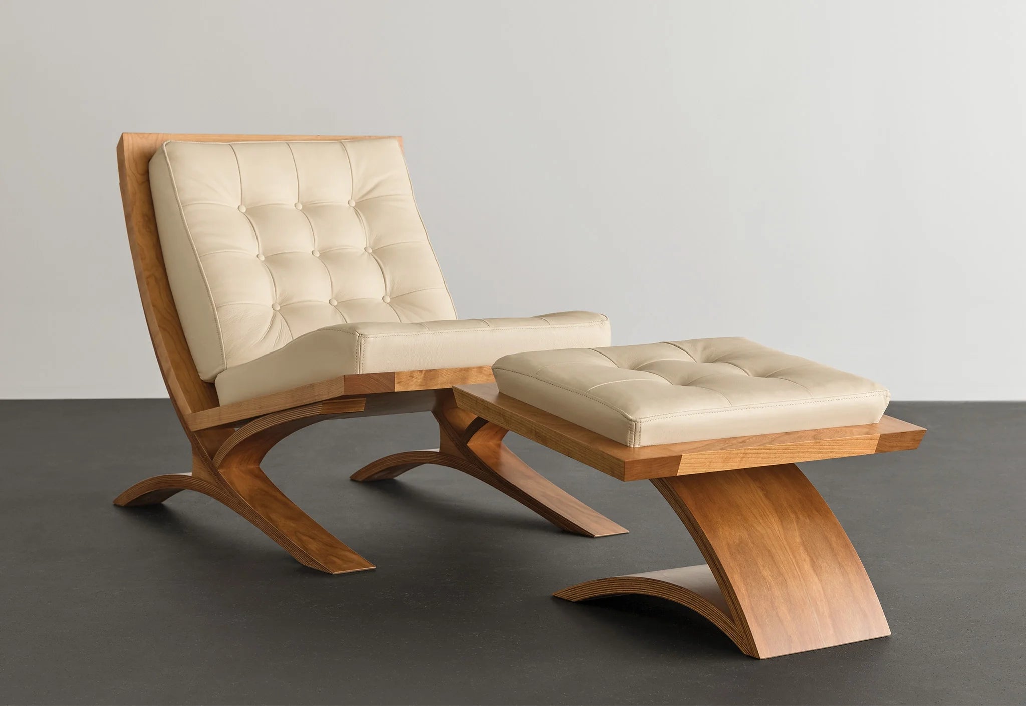 Chaise - Elle représente l'évolution de notre philosophie de design, fusionnant les sentiments du modernisme avec la substance, la grâce