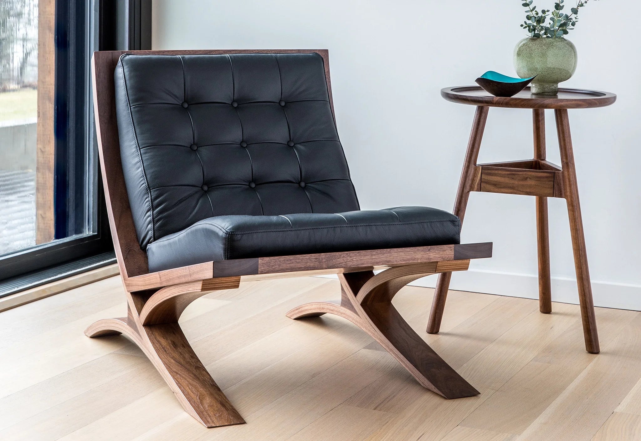 Chaise - Elle représente l'évolution de notre philosophie de design, fusionnant les sentiments du modernisme avec la substance, la grâce