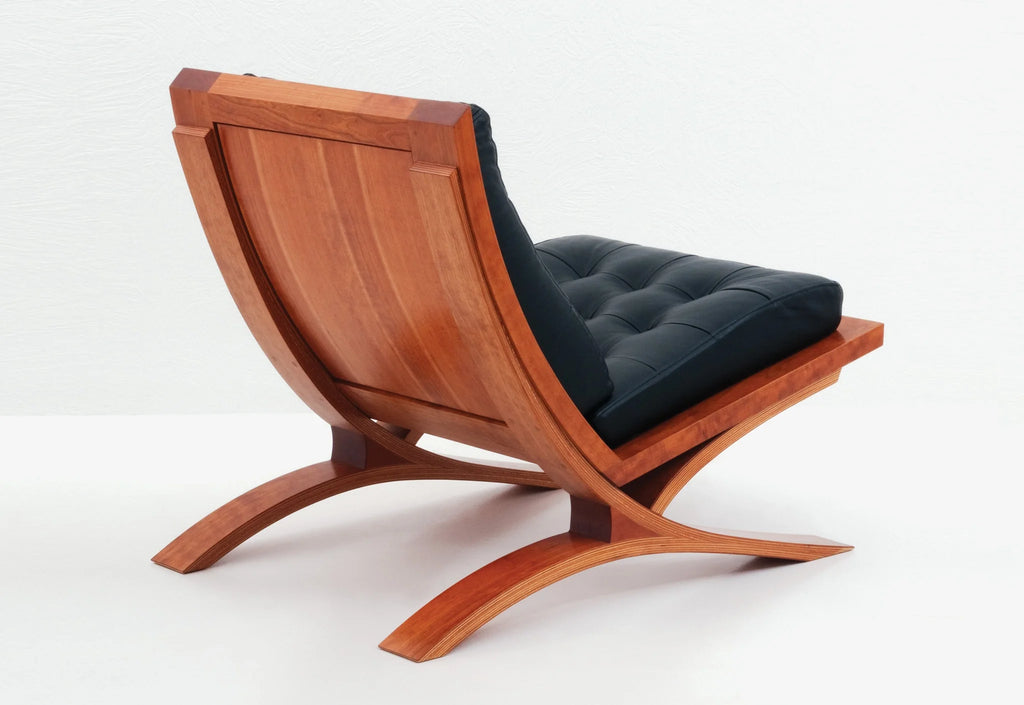 Chaise - Elle représente l'évolution de notre philosophie de design, fusionnant les sentiments du modernisme avec la substance, la grâce