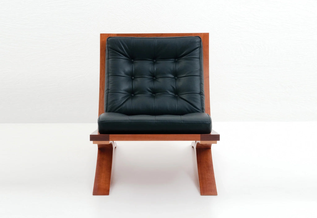 Chaise - Elle représente l'évolution de notre philosophie de design, fusionnant les sentiments du modernisme avec la substance, la grâce