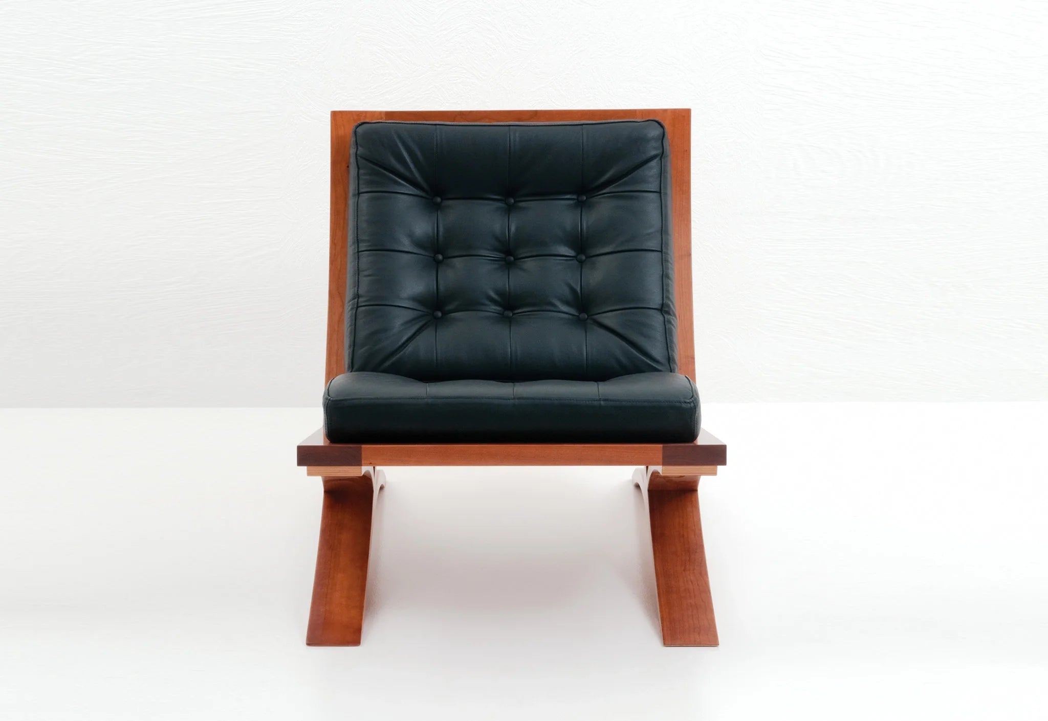 Chaise - Elle représente l'évolution de notre philosophie de design, fusionnant les sentiments du modernisme avec la substance, la grâce