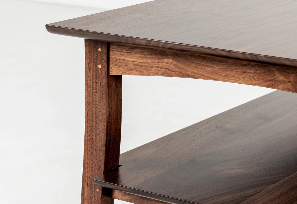 Table basse - Idéale pour les séjours ou les zones de conversation, la table est munie d'une simple étagère crantée sous le