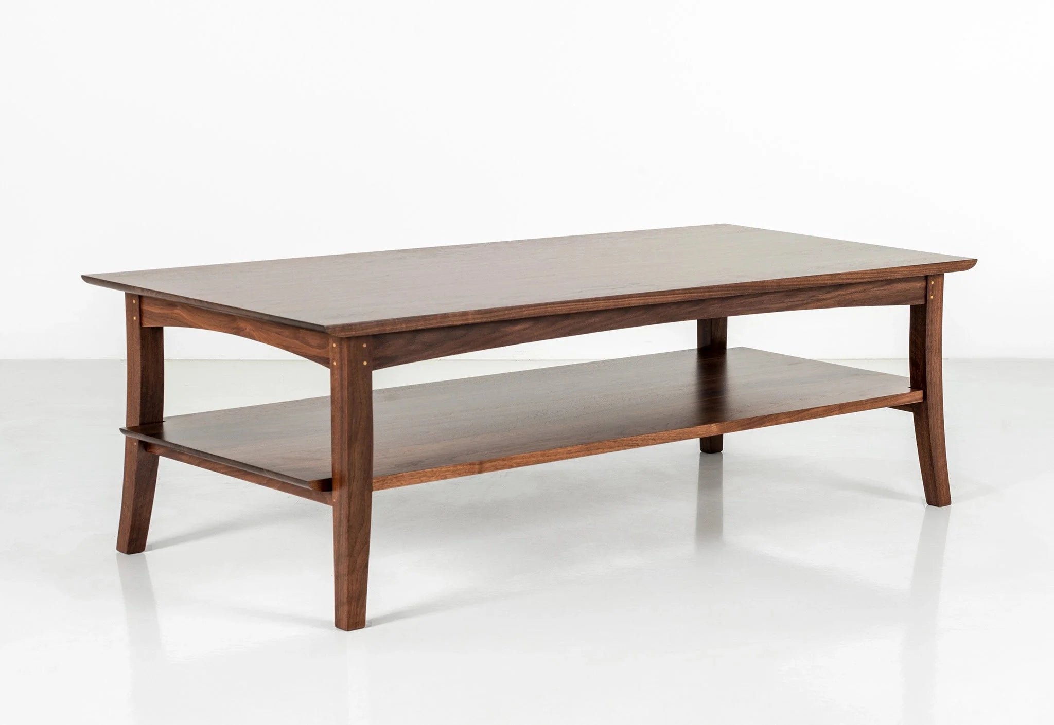 Table basse - Idéale pour les séjours ou les zones de conversation, la table est munie d'une simple étagère crantée sous le