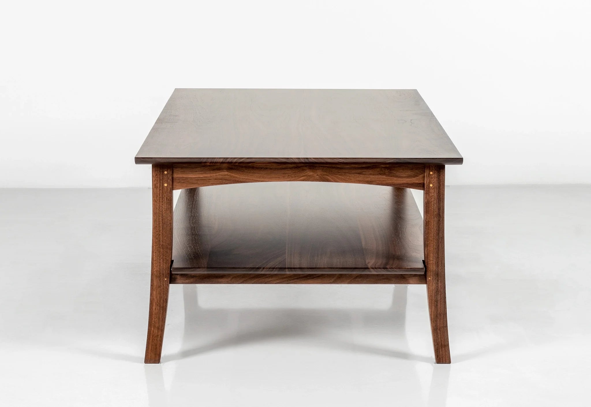 Table basse - Idéale pour les séjours ou les zones de conversation, la table est munie d'une simple étagère crantée sous le