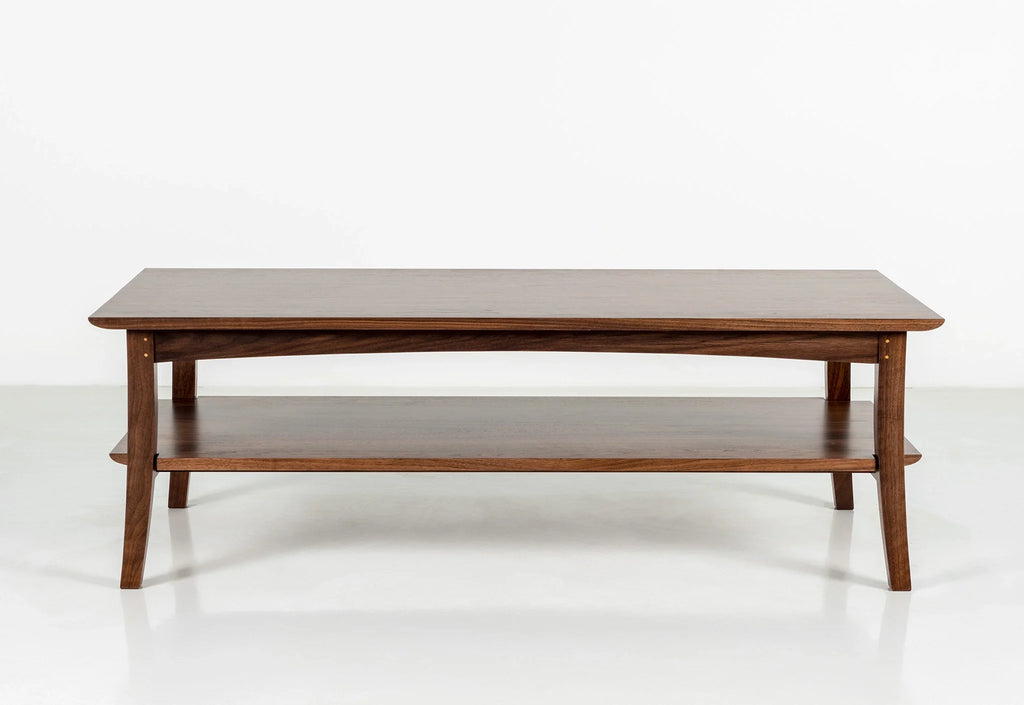 Table basse - Idéale pour les séjours ou les zones de conversation, la table est munie d'une simple étagère crantée sous le