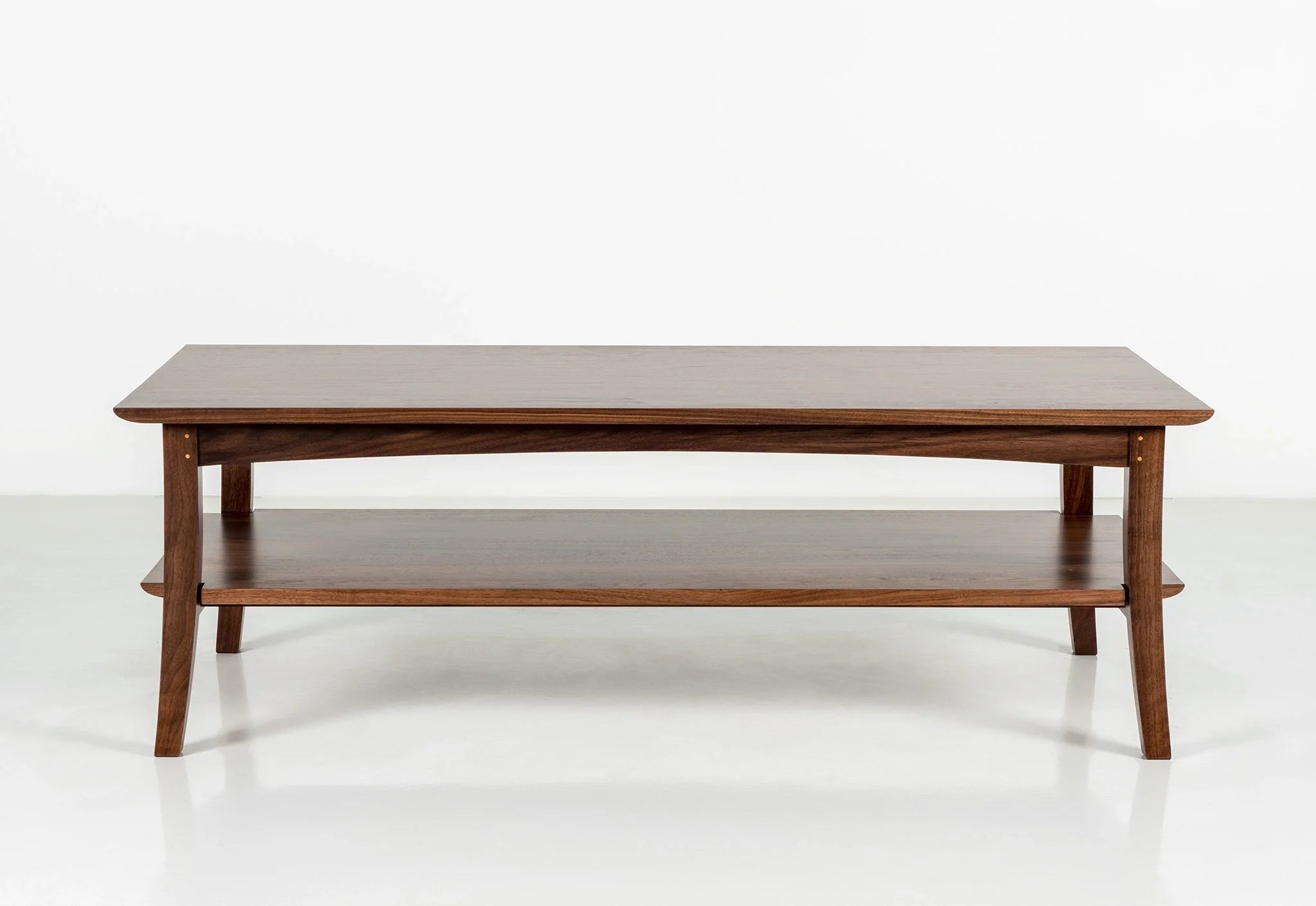 Table basse - Idéale pour les séjours ou les zones de conversation, la table est munie d'une simple étagère crantée sous le