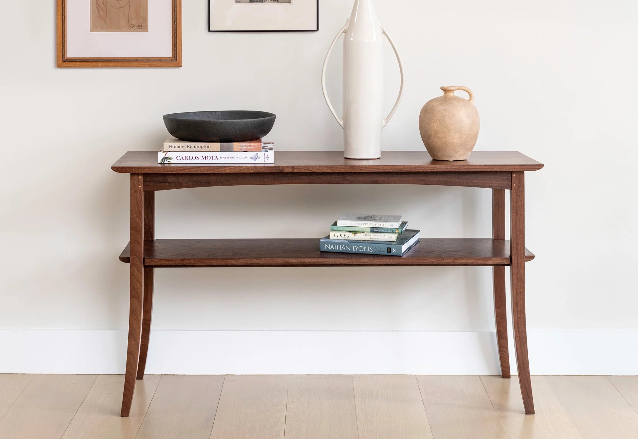 Console - Idéale pour les espaces étroits ou le long d'un mur, elle est dotée de pieds évasés et d'une étagère simple à encoche.