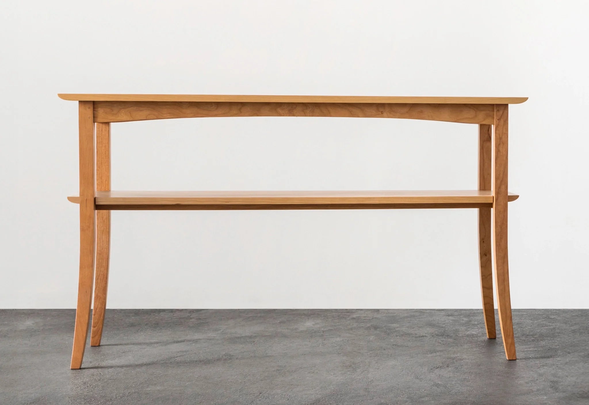 Console - Idéale pour les espaces étroits ou le long d'un mur, elle est dotée de pieds évasés et d'une étagère simple à encoche.