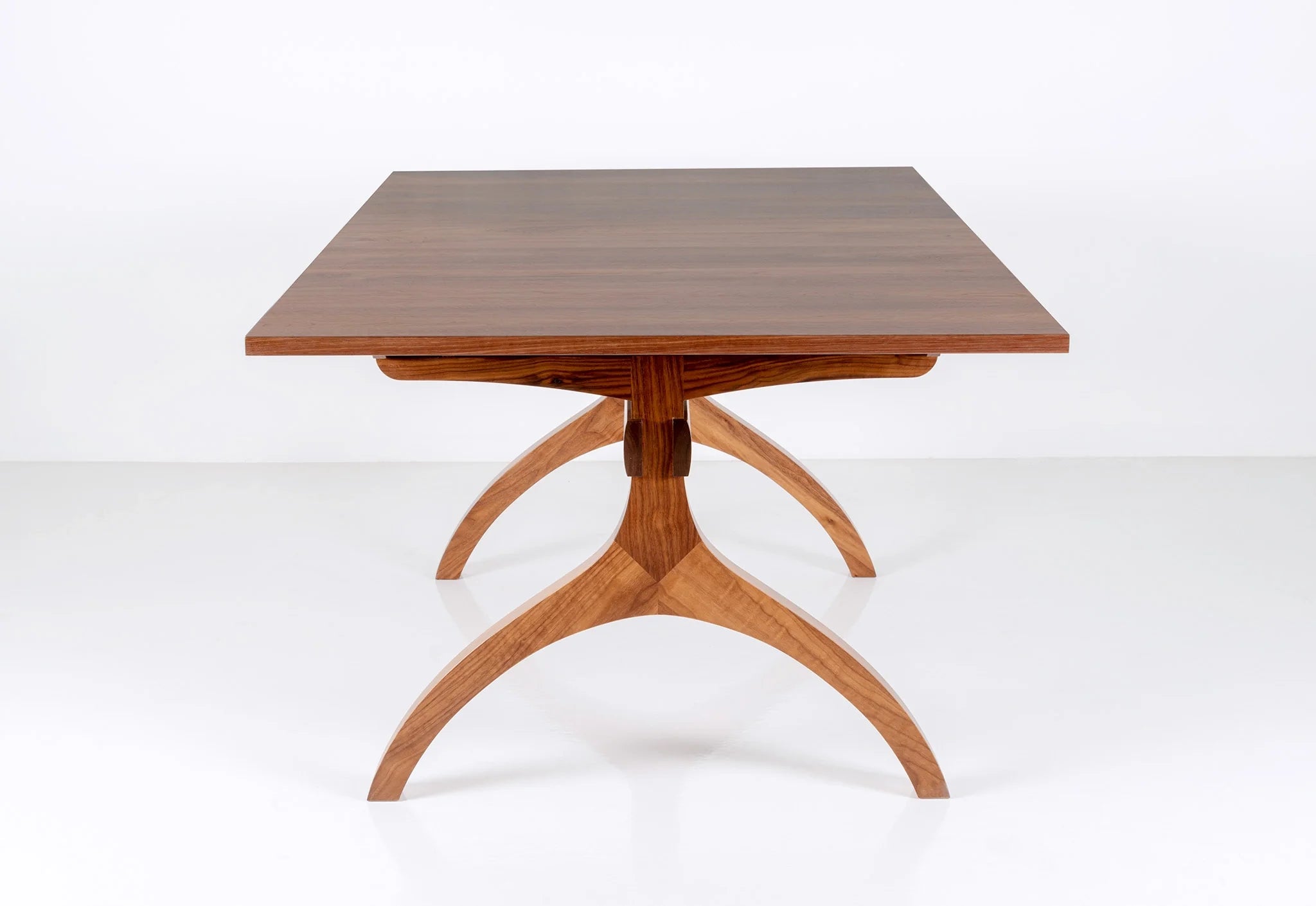 Table à rallonge Wishbone – La première table à rallonge de avec allonges intégrées pour optimiser votre espace et votre capacité d'accueil