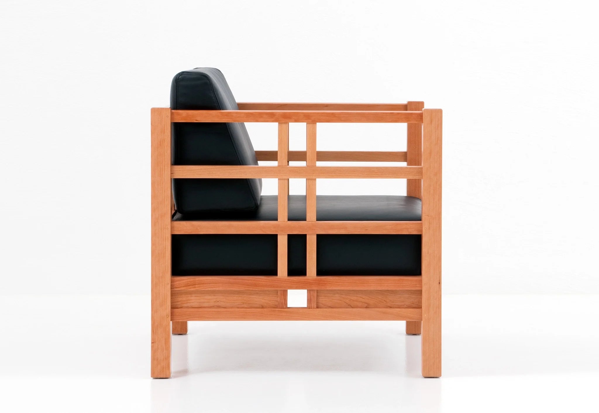 Chaise - Inspirée par les pratiques soucieuses des ressources des artisans traditionnels, la - optimise l'utilisation des petites