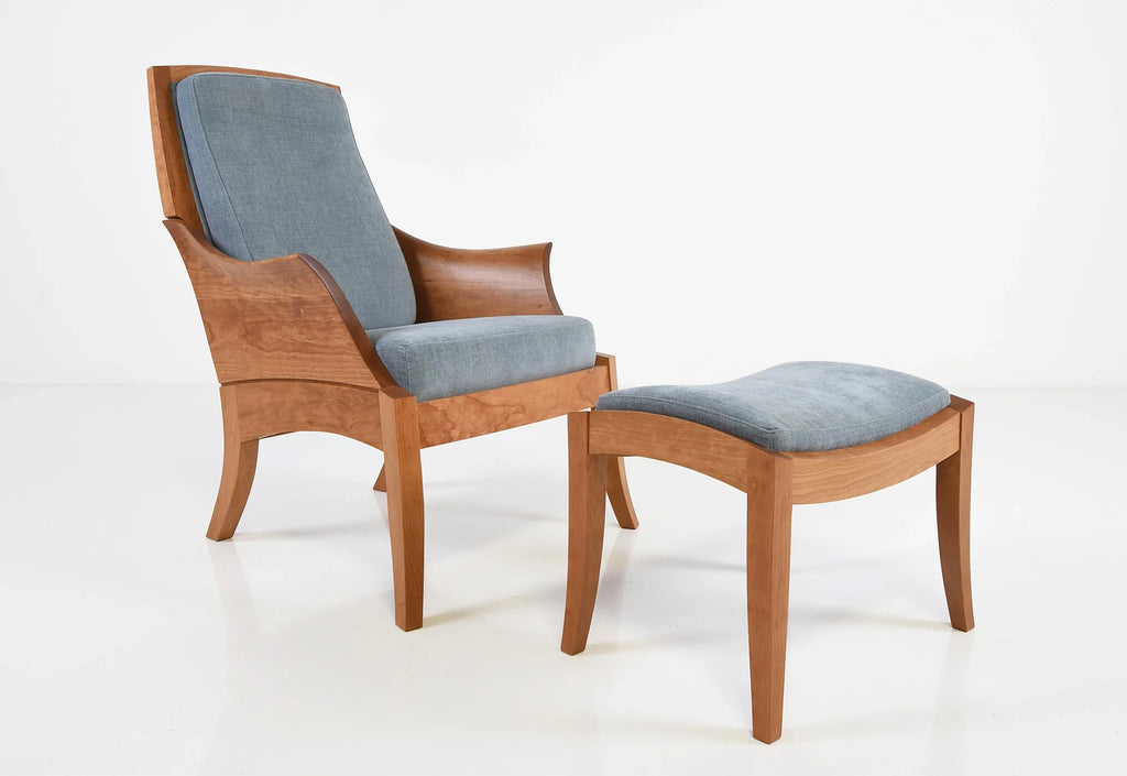 Chaise – Avec des accoudoirs incurvés sculptés dans des blocs de bois à grain assorti, la chaise tire ses origines d'un siège du XVIIIe siècle.
