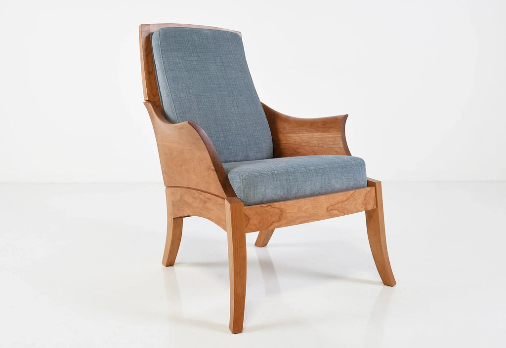 Chaise – Avec des accoudoirs incurvés sculptés dans des blocs de bois à grain assorti, la chaise tire ses origines d'un siège du XVIIIe siècle.