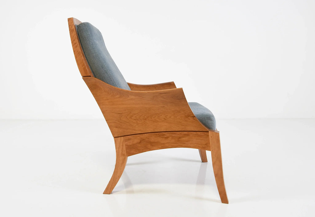 Chaise – Avec des accoudoirs incurvés sculptés dans des blocs de bois à grain assorti, la chaise tire ses origines d'un siège du XVIIIe siècle.
