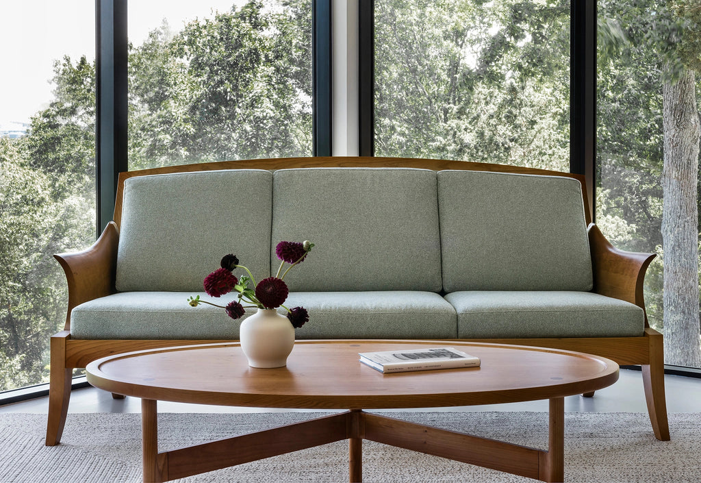 Table basse - Elle emprunte sa simplicité aux designs traditionnels, et son profil léger et contemporain au minimalisme
